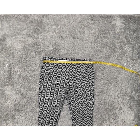 Chico's Women's Size 2 Legging Ankle Pants Black Rayon Pull On Geometric - Picture 8 of 8